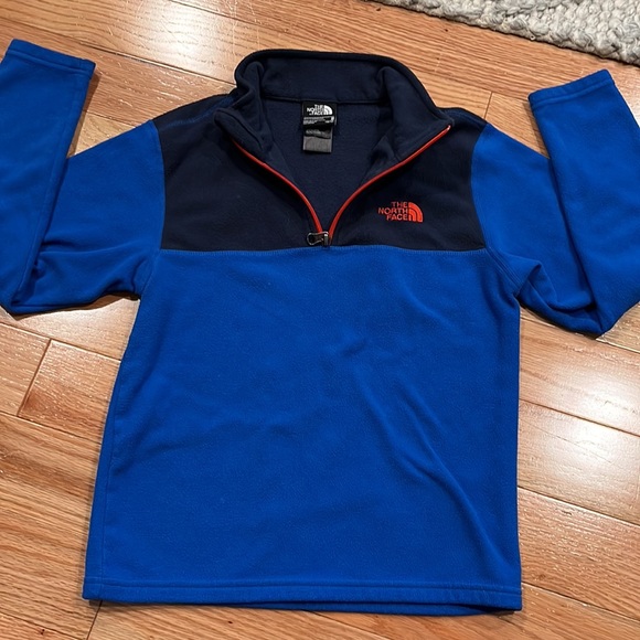 The North Face Top🌺 - Picture 5 of 6